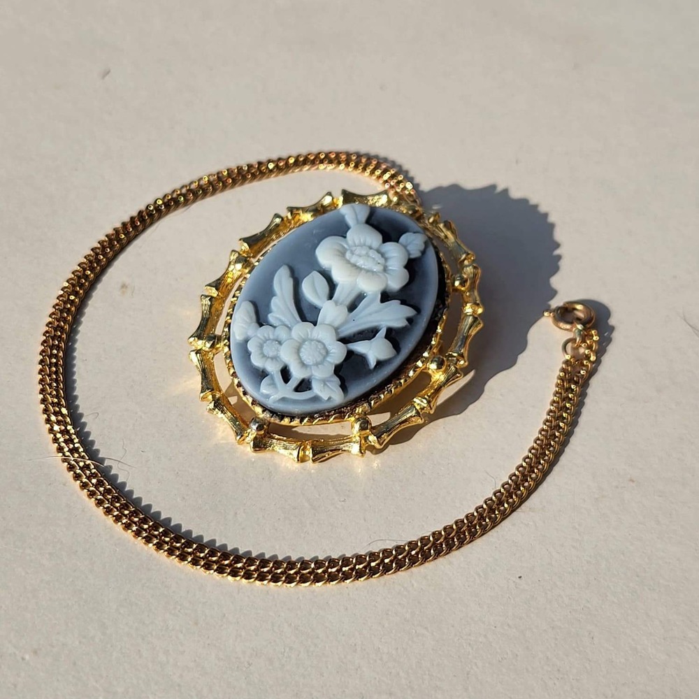 Vintage Gold Tone Faux Blue Cameo Floral Brooch Pendant Necklace Blue White - Picture 6 of 10